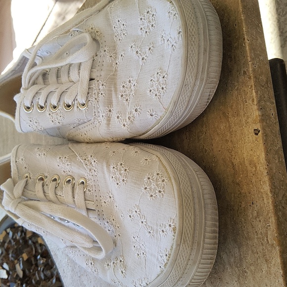 American Eagle White Lace Women's Sneakers Size 8 - Picture 2 of 10